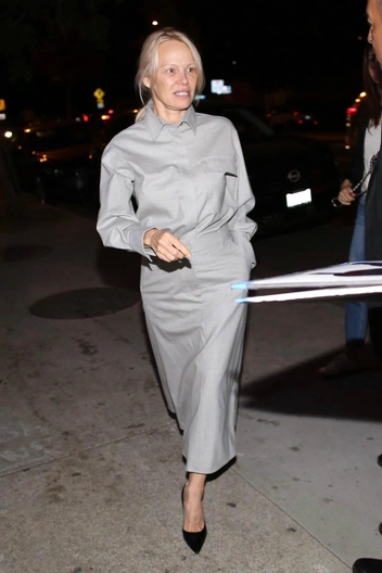 От ультрасекса к роскошному минимализму: как Памела Андерсон переизобрела свой стиль