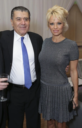 От ультрасекса к роскошному минимализму: как Памела Андерсон переизобрела свой стиль