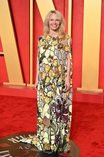 От ультрасекса к роскошному минимализму: как Памела Андерсон переизобрела свой стиль