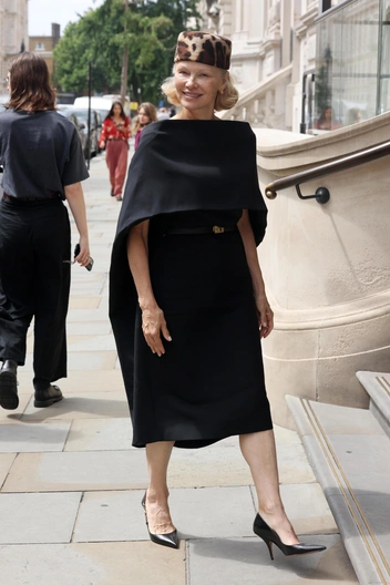 От ультрасекса к роскошному минимализму: как Памела Андерсон переизобрела свой стиль