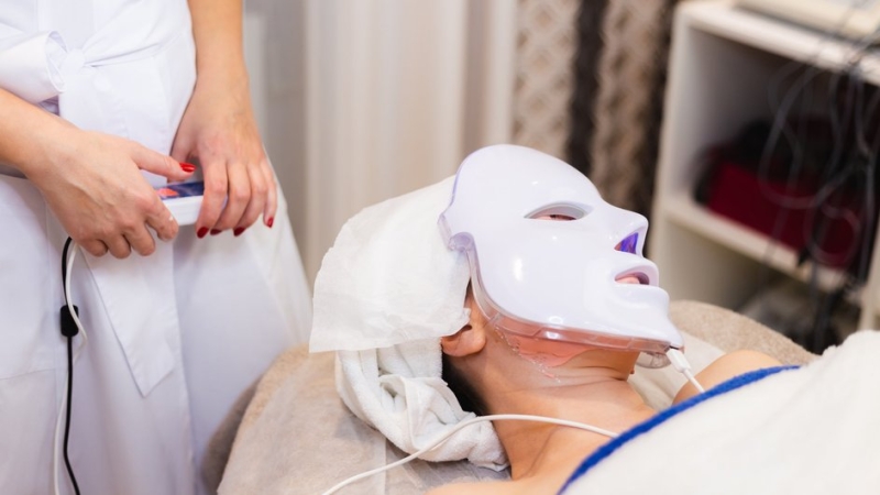 Почему микротоки стали главным бьюти-гаджетом для домашнего омоложения