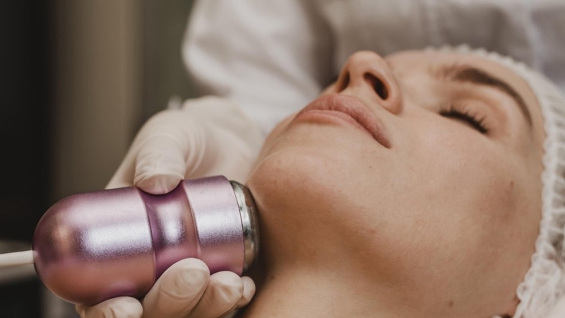 Почему микротоки стали главным бьюти-гаджетом для домашнего омоложения