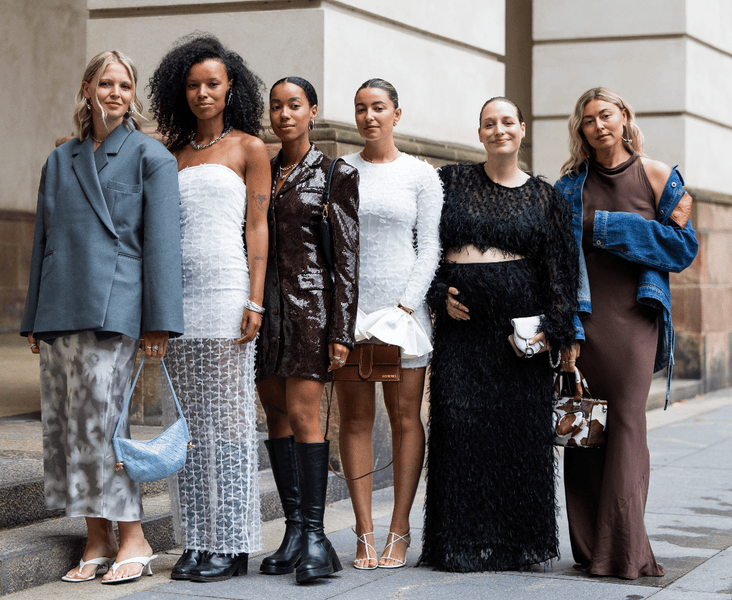 Почему моду так резко качнуло от тихой роскоши к глэм-шику