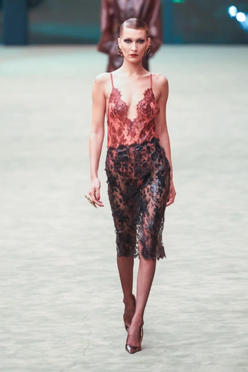 Почему моду так резко качнуло от тихой роскоши к глэм-шику