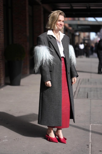 Почему моду так резко качнуло от тихой роскоши к глэм-шику