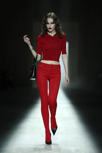 Почему моду так резко качнуло от тихой роскоши к глэм-шику