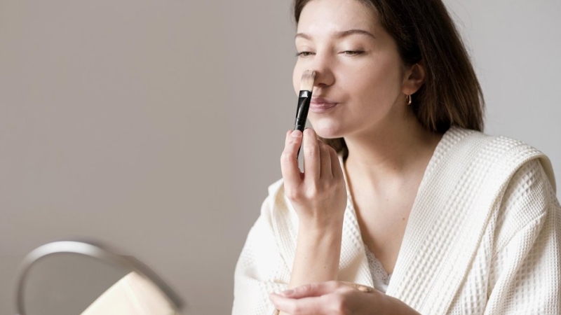 Пудра подчеркивает шелушения: как выбрать косметику, которая не сушит кожу