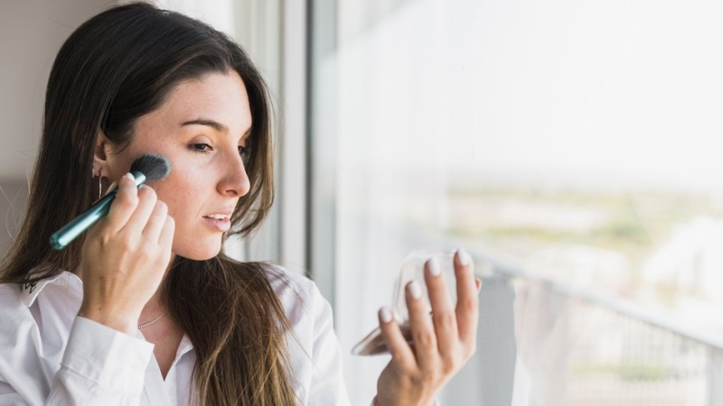 Пудра подчеркивает шелушения: как выбрать косметику, которая не сушит кожу