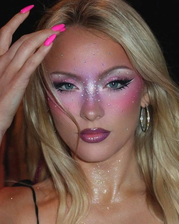 Стиль Зары Ларссон&nbsp;&mdash; поп-иконы зумеров, которая не боится цвета