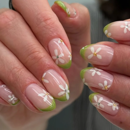 Весенний тренд в маникюре: нейл-арт с 3D-цветами, кошачий глаз и желейный эффект
