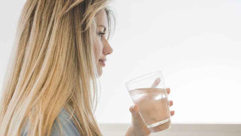 Жирная, но сухая: почему кожа блестит и шелушится одновременно