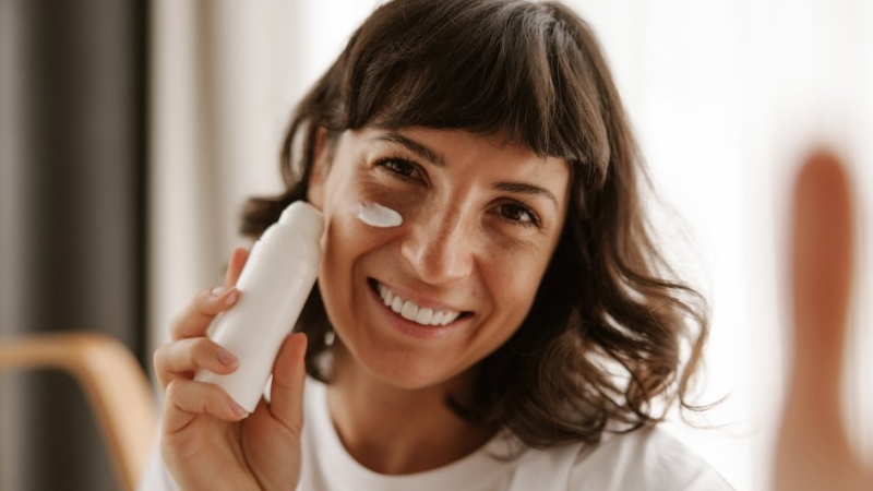 Жирная, но сухая: почему кожа блестит и шелушится одновременно