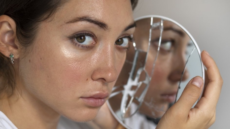 Жирная, но сухая: почему кожа блестит и шелушится одновременно