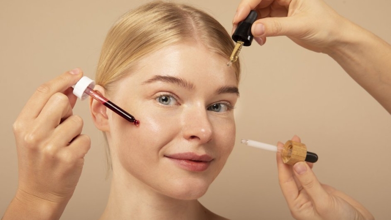 Жирная, но сухая: почему кожа блестит и шелушится одновременно