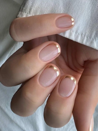 Звездный френч&nbsp;&mdash; лаконичный маникюр как у Энн Хэтэуэй