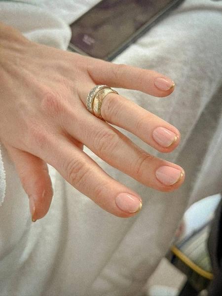 Звездный френч&nbsp;&mdash; лаконичный маникюр как у Энн Хэтэуэй