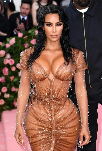 Эволюция Ким Кардашьян на Met Gala в 12 образах