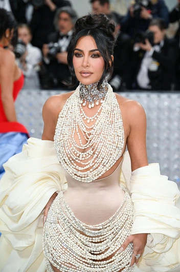 Эволюция Ким Кардашьян на Met Gala в 12 образах