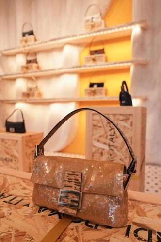 Fendi Baguette&nbsp;&mdash; самая памятная сумка поп-культуры нулевых