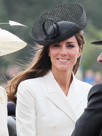 От Елизаветы до Кейт: лучшие образы Trooping the Colour всех времен