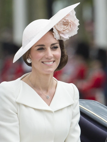 От Елизаветы до Кейт: лучшие образы Trooping the Colour всех времен