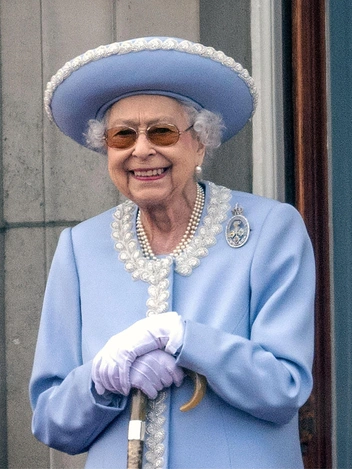 От Елизаветы до Кейт: лучшие образы Trooping the Colour всех времен