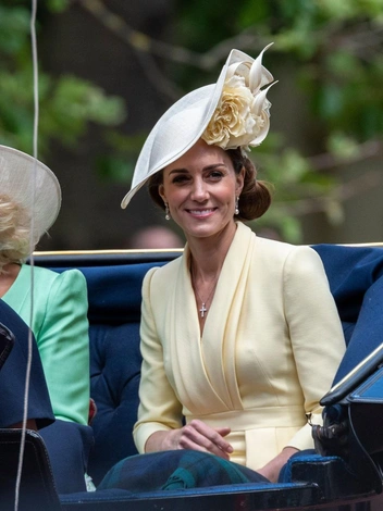 От Елизаветы до Кейт: лучшие образы Trooping the Colour всех времен