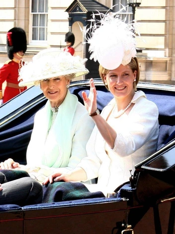От Елизаветы до Кейт: лучшие образы Trooping the Colour всех времен