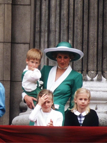 От Елизаветы до Кейт: лучшие образы Trooping the Colour всех времен