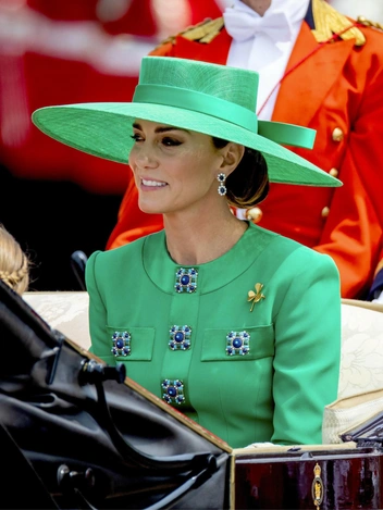 От Елизаветы до Кейт: лучшие образы Trooping the Colour всех времен