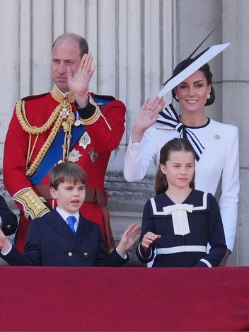 От Елизаветы до Кейт: лучшие образы Trooping the Colour всех времен