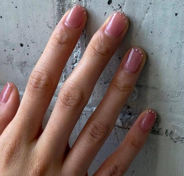 Округляем ногти: как выглядит самый модный маникюр для короткой длины
